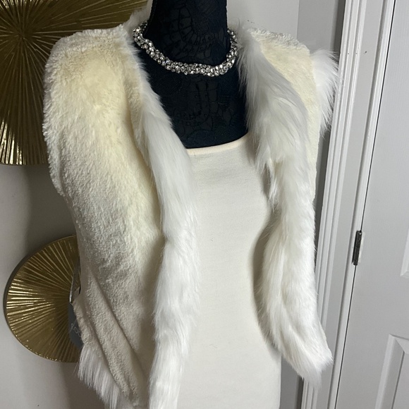 Gorgeous Faux Fur Vest - Picture 5 of 6